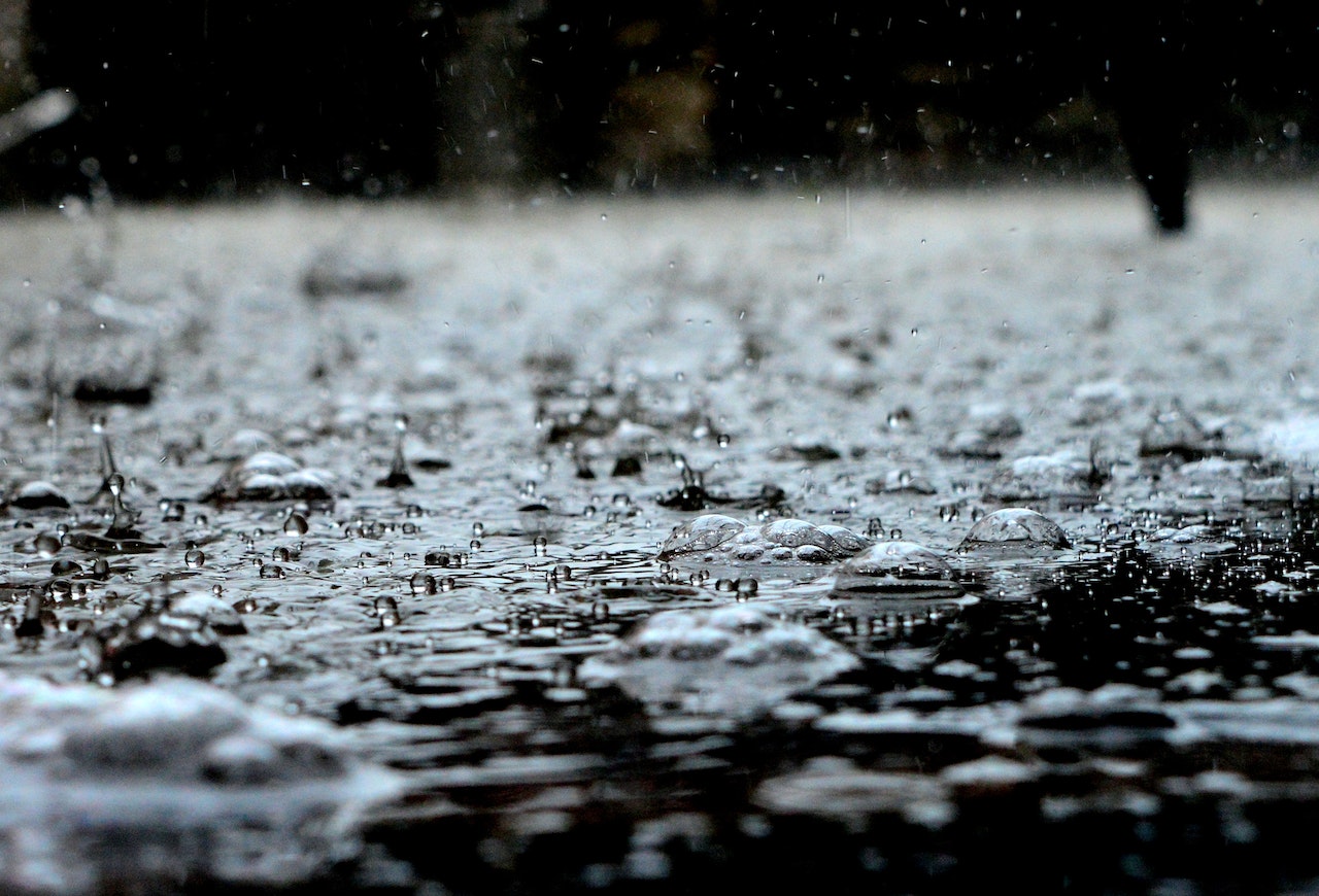 Pixabay: https://www.pexels.com/fi-fi/kuva/flunssa-luonto-vesi-katu-459451/